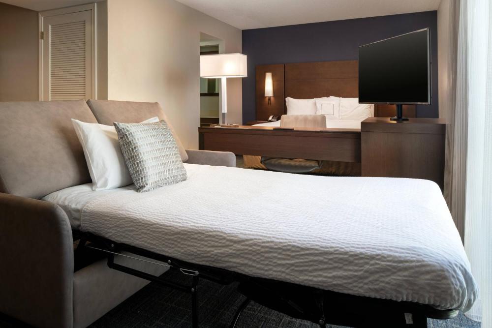 Queen Studio Suite with Sofa Bed and Adapted Tub - Mobility and Hearing Accessible interior
